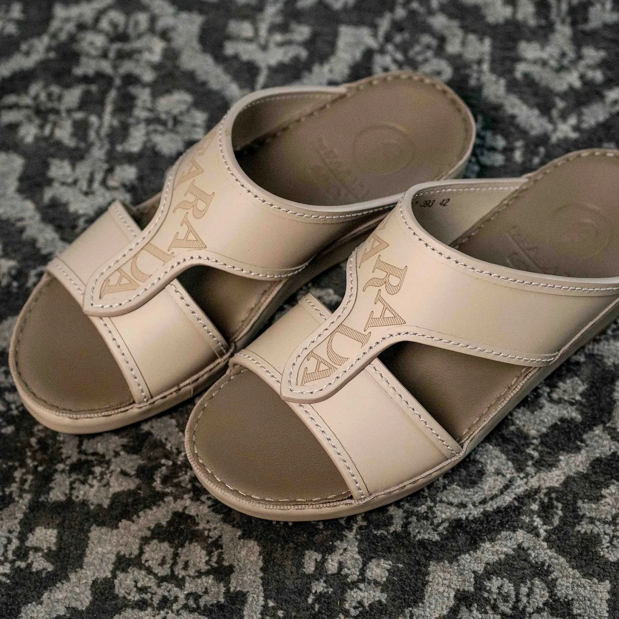 FARADA MODERN LEATHER SANDALS WITH EMBOSED LOGO LIGHT BEIGE