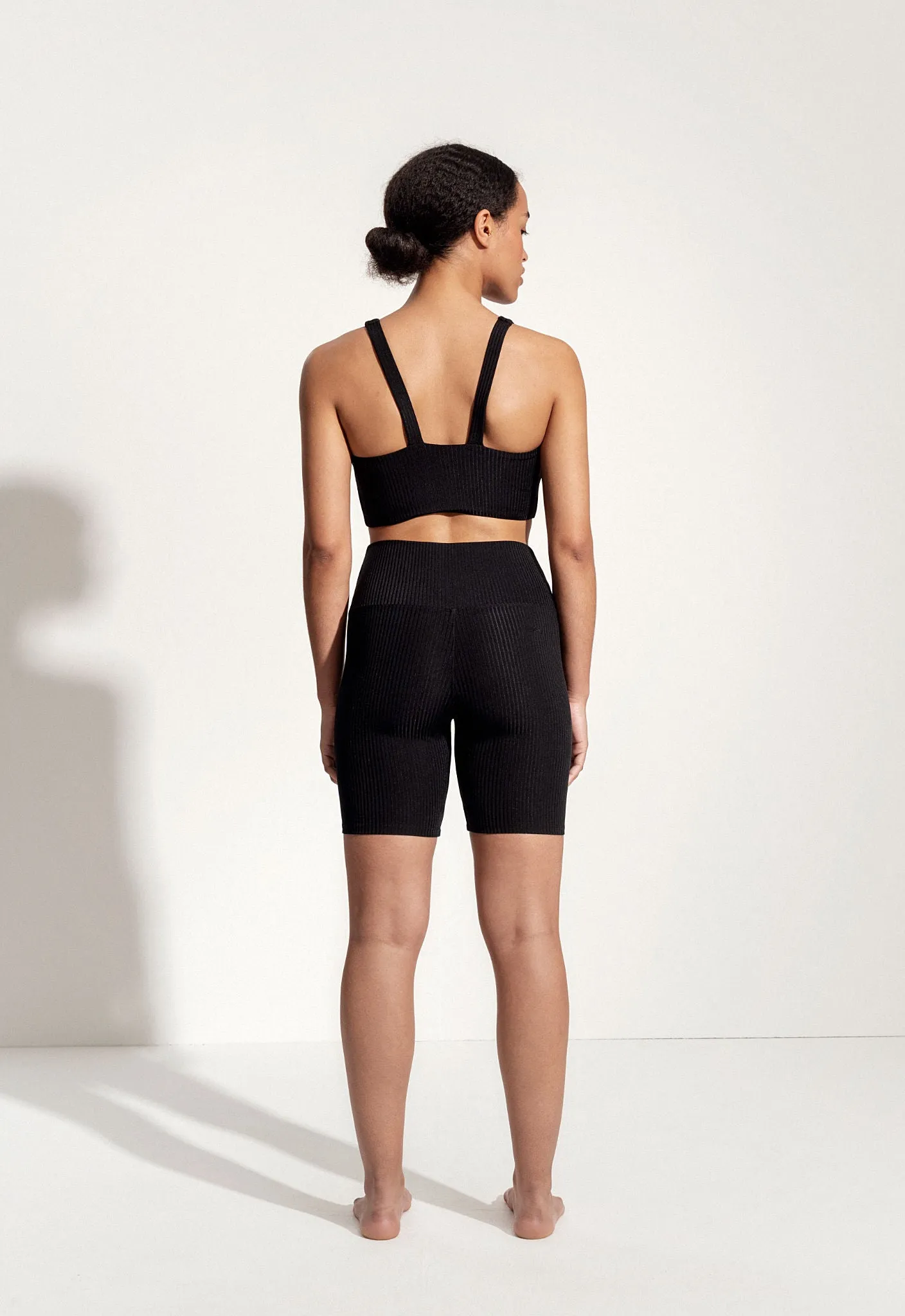 Kurze Yoga Leggings „Galena“ in Schwarz gerippt