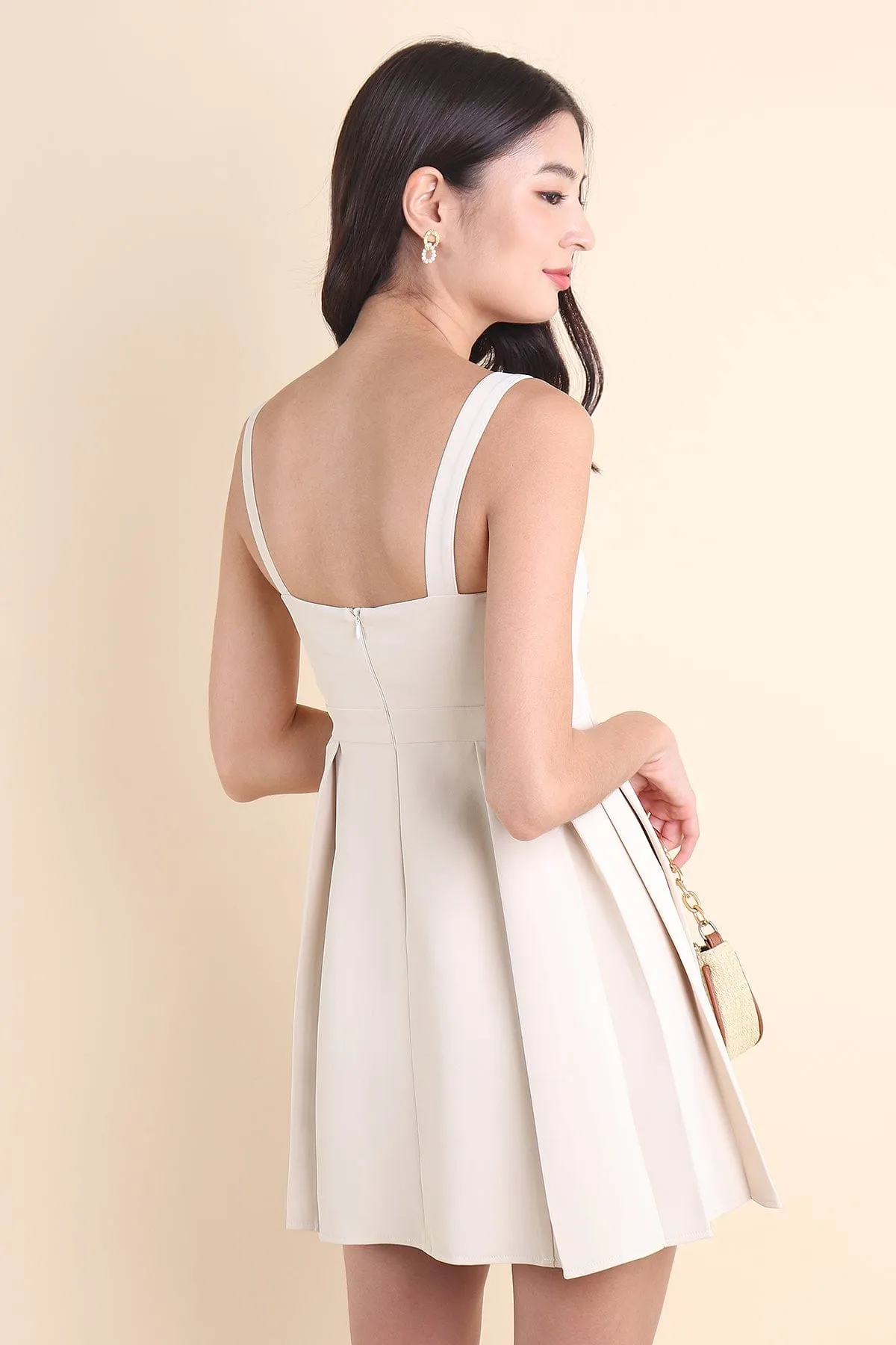 WINDSOR PLEATED DRESS IN OAT